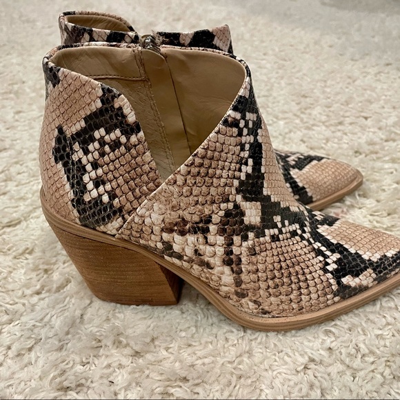 Very Good condition Vince Camuto Python Snakeskin Booties 8 - Picture 4 of 7